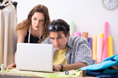 Atölyesinde çalışan genç terzi.