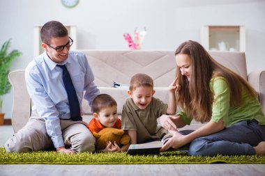 Genç bir aile evdeki odada oynuyor.