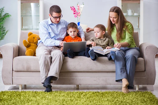 Jonge familie surfen internet en kijken naar foto 's — Stockfoto