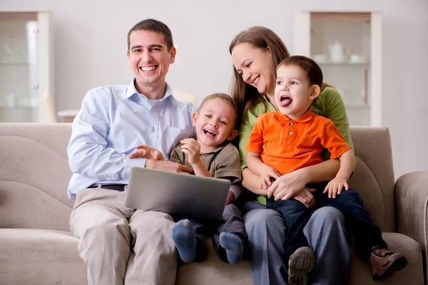 Jonge familie surfen internet en kijken naar foto 's — Stockfoto