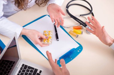 Rutin kontroller için doktoru ziyaret eden bir adam.