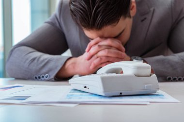 İş adamı önemli bir telefon bekliyor.