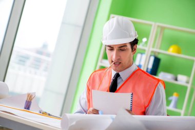 Adam mimar proje üzerinde çalışıyor.