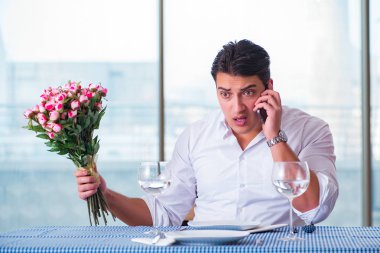 Yakışıklı, yalnız bir adam. RestarAunt 'da randevuda.