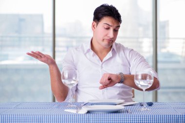 Yakışıklı, yalnız bir adam. RestarAunt 'da randevuda.