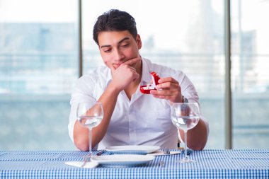 Yakışıklı, yalnız bir adam. RestarAunt 'da randevuda.