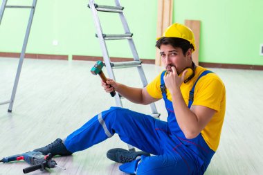 İş yerinde yaralı bir işçi var.