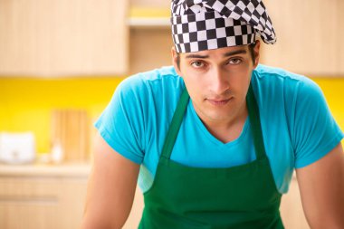 Genç profesyonel aşçı mutfakta hazırlanıyor.