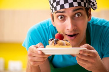 Adam evde pasta hazırlıyor.