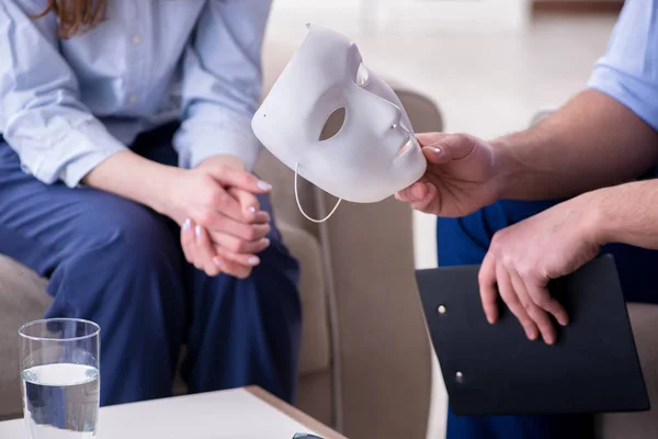 Jonge Vrouw Bezoekt Mannelijke Psycholoog Voor Niet Wederkerige Liefde — Stockfoto