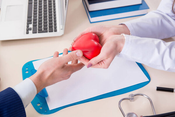 Бизнесмен, посещающий кардиолога для планового обследования