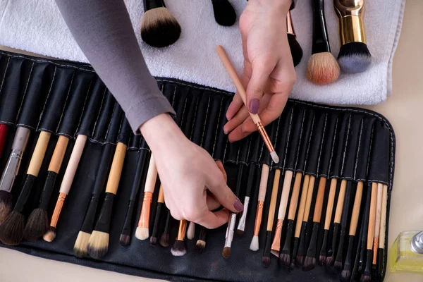 Make-up artist preparazione pennelli per il lavoro — Foto Stock