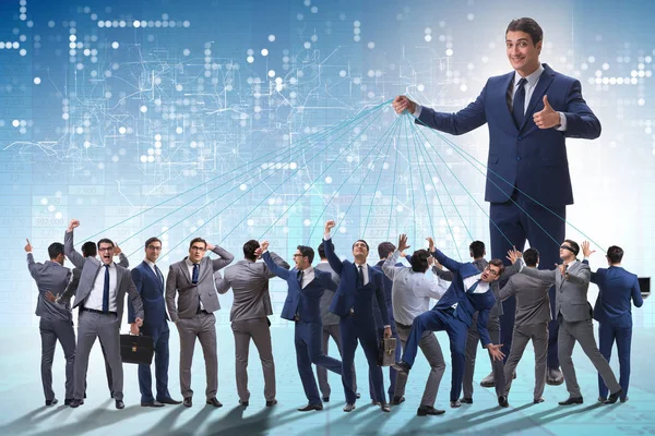 Patron çalışanı, çalışanlarını iş konseptinde manipüle ediyor.