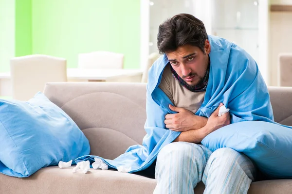 Joven enfermo que sufre de gripe en casa — Foto de Stock