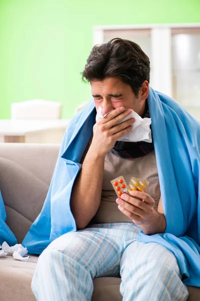 Jovem doente que sofre de gripe em casa — Fotografia de Stock