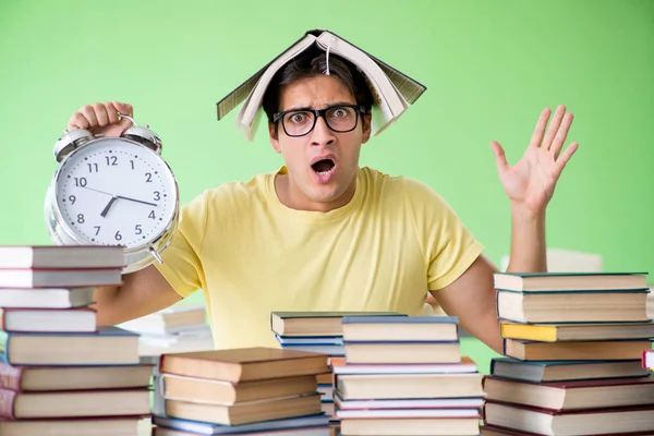 Estudiante con demasiados libros para leer antes del examen —  Fotos de Stock