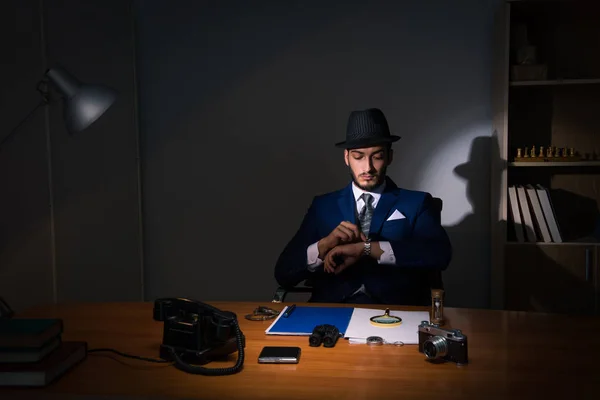 Detective sentado en habitación oscura en concepto vintage —  Fotos de Stock