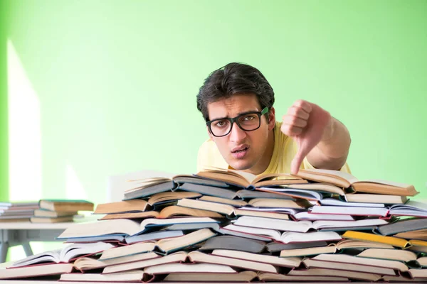 Estudante com muitos livros para ler antes do exame — Fotografia de Stock