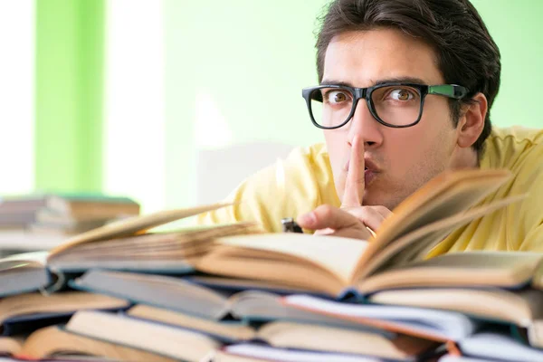 Étudiant avec trop de livres à lire avant l'examen — Photo