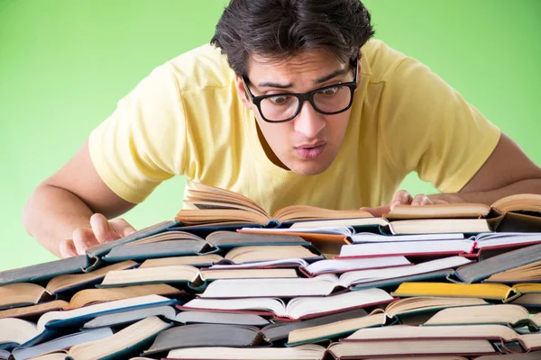 Estudante com muitos livros para ler antes do exame — Fotografia de Stock