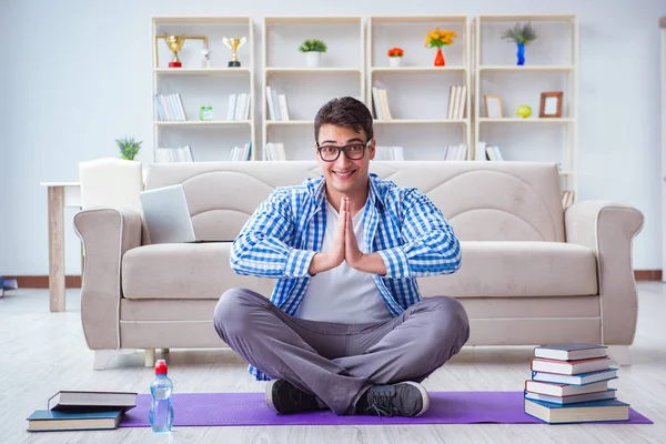 Unga studerande förbereder sig för universitetsprov — Stockfoto