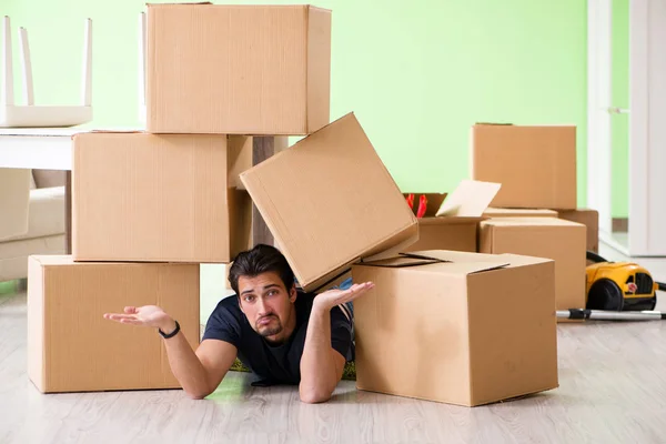 Hombre casa móvil con cajas — Foto de Stock