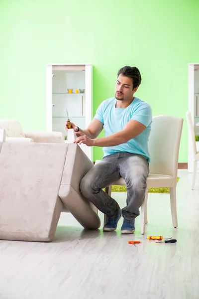 Man repairing furniture at home — Stock Photo, Image