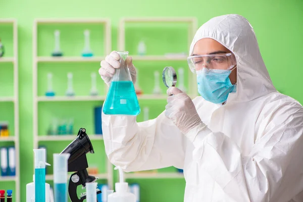 Químico trabajando en el laboratorio en un nuevo experimento — Foto de Stock