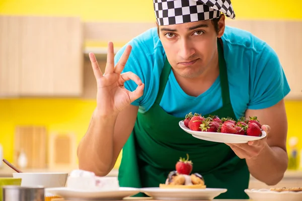 Homme cuisinier préparer gâteau dans la cuisine à la maison — Photo