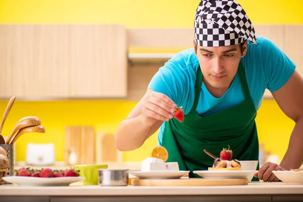 Adam evde pasta hazırlıyor.