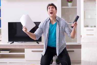 Bozuk televizyonu tamir etmeye çalışan adam