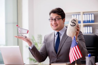 Ofisinde Amerikan bayrağı taşıyan bir iş adamı