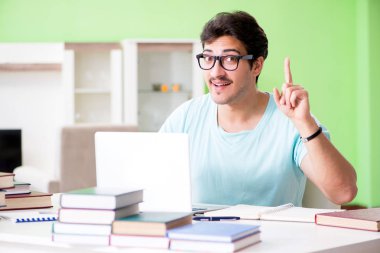 Evde üniversite sınavlarına hazırlanan öğrenci