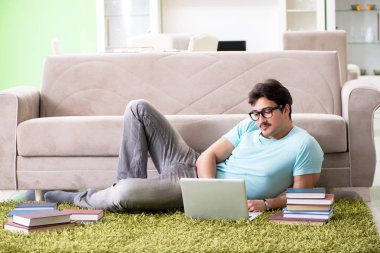 Evde üniversite sınavlarına hazırlanan öğrenci