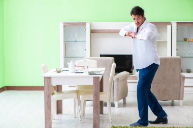 Adam giyinip işe geç kalıyor.