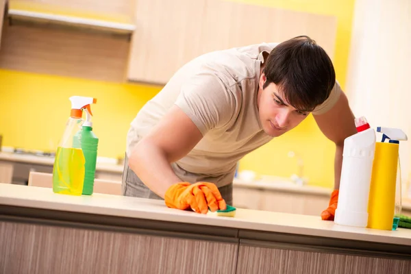 Single man cleaning kitchen at home — Stock Photo, Image