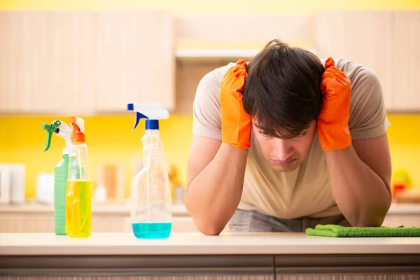 한 남자가 집에서 주방 청소를 하고 있다 — 스톡 사진