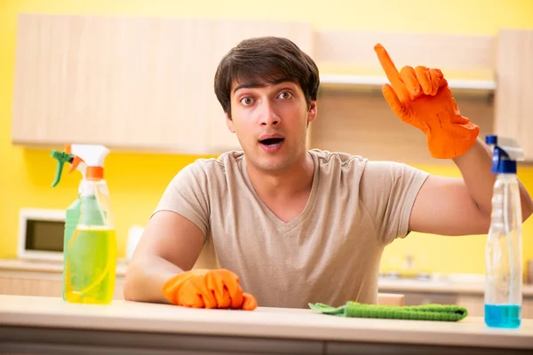 Egyedülálló férfi takarítás konyha otthon — Stock Fotó
