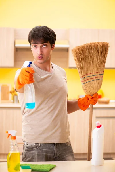 Alleenstaande man schoonmaken keuken thuis — Stockfoto