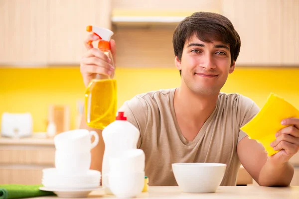 Άντρας πλένει πιάτα στο σπίτι — Φωτογραφία Αρχείου