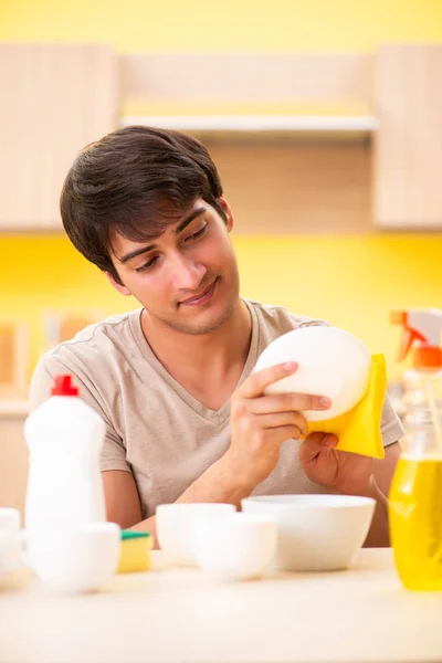 Muž mytí nádobí doma — Stock fotografie