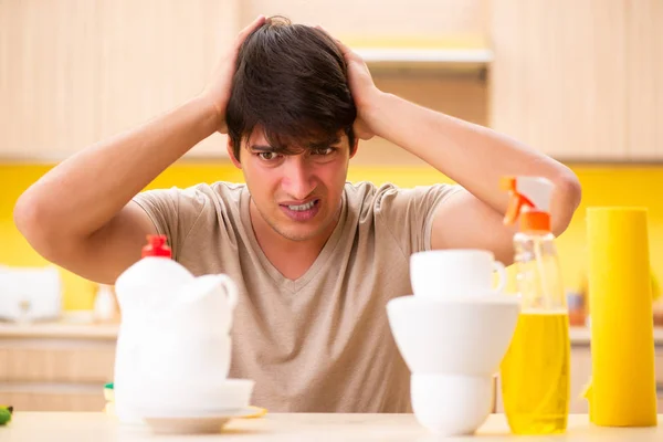 Muž mytí nádobí doma — Stock fotografie
