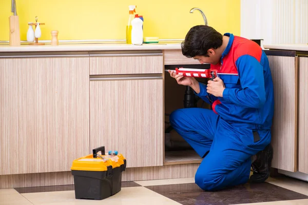 Riparazione idraulico lavabo in cucina — Foto Stock