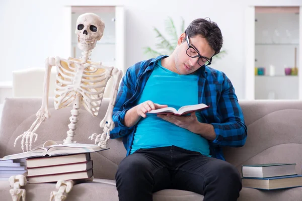 Estudante estudando com esqueleto se preparando para exames — Fotografia de Stock