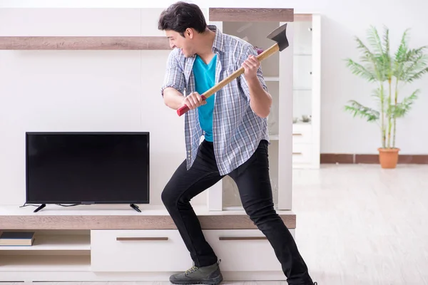 Homem tentando corrigir tv quebrado — Fotografia de Stock