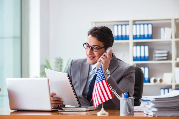 Homme d'affaires avec drapeau américain au bureau — Photo