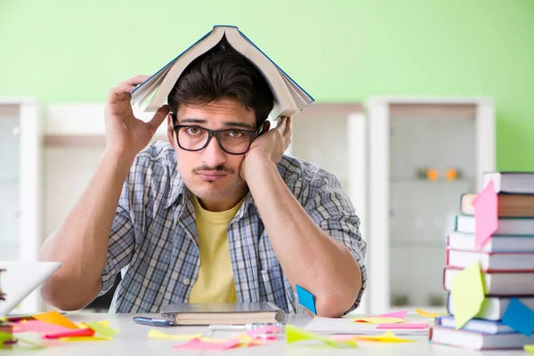 Studente che si prepara per gli esami universitari con molti conflitti pri — Foto Stock