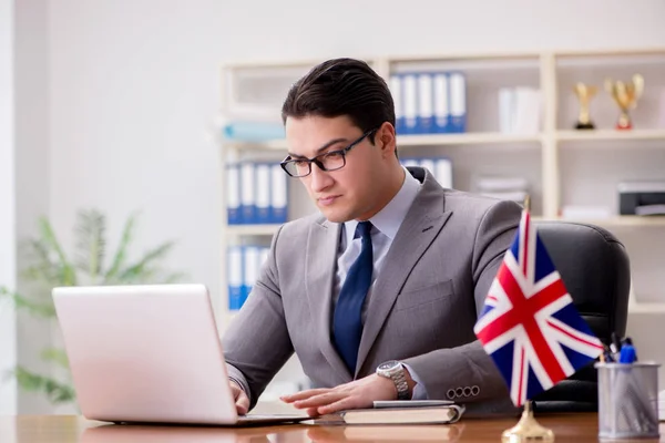 Бизнесмен с британским флагом в офисе — стоковое фото