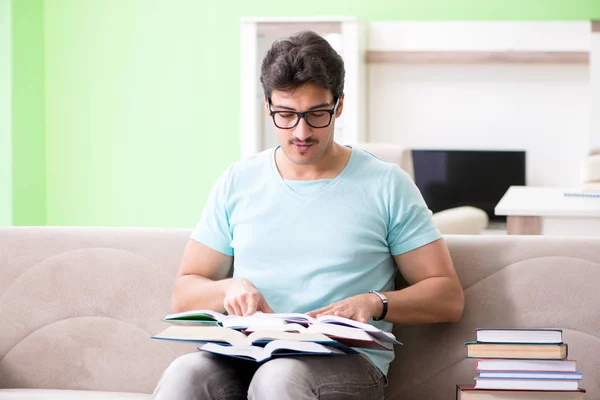 Étudiant se préparant aux examens universitaires à la maison — Photo