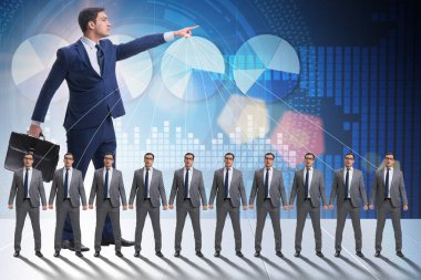 Patron çalışanı, çalışanlarını iş konseptinde manipüle ediyor.